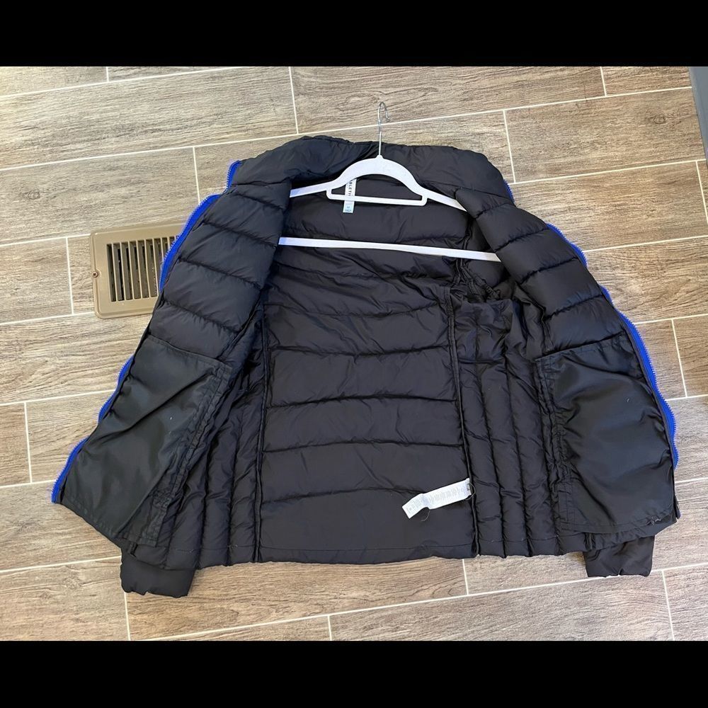 𝅺Fabletics  jacket. Size medium. Brand new condition. Black/blue. Zip up. - Picture 4 of 16